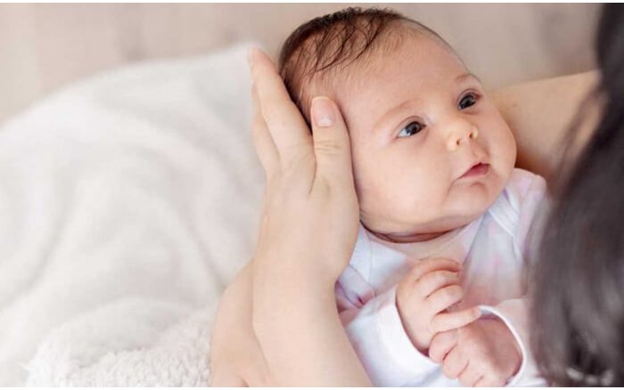Cần xử trí thế nào khi trẻ sơ sinh bị nấc cụt?