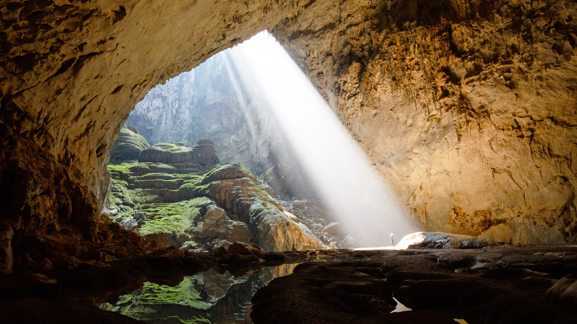 Hang động Sơn Đoòng - Khám phá hành trình kỳ lạ đến hang động lớn nhất thế giới - Sơn Đoòng. Hình ảnh sẽ đưa bạn chìm đắm trong những lộng lẫy kỳ vĩ của hành trình này, từ những thác nước và khe thở độc đáo, đến những khối đá bí ẩn cao hơn 70m. Điều này làm cho địa điểm này không chỉ là một trong những kì quan tự nhiên của thế giới mà còn là nơi bạn hằng mong ước đến thăm.