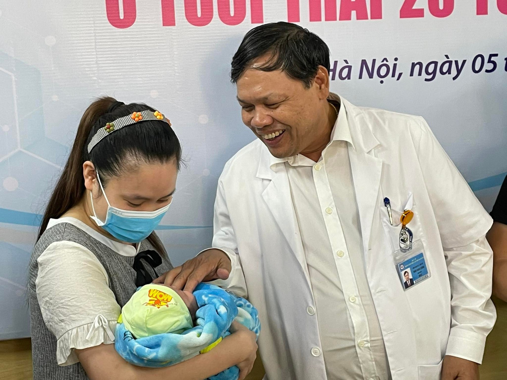 Kỳ diệu: Lần đầu tiên tại Việt Nam nuôi sống thành công cặp song sinh nặng 500gram, chào đời tuần thai thứ 25 - Ảnh 4.