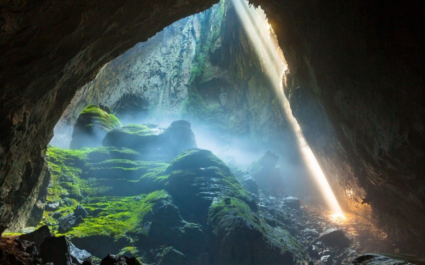 Sơn Đoòng - Khám phá hang động tự nhiên lớn nhất thế giới - Sơn Đoòng. Hãy chiêm ngưỡng vẻ đẹp kỳ vĩ của hành trình trong hang động này, từ những thác nước đổ xuống đến những khe thở độc đáo. Quảng cáo này sẽ đưa bạn đến một thế giới khác, hứa hẹn mang lại những trải nghiệm không thể nào quên.