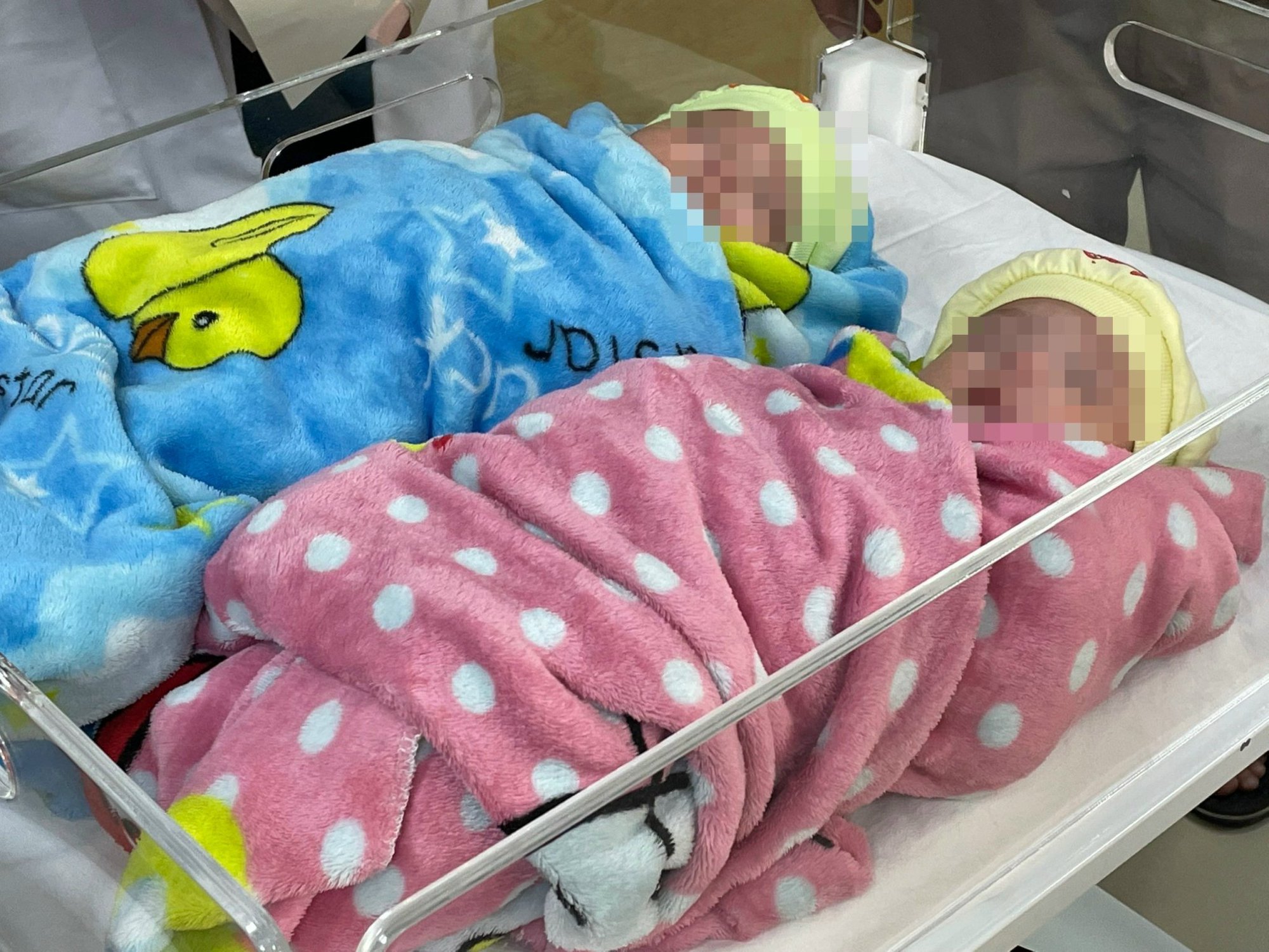 Kỳ diệu: Lần đầu tiên tại Việt Nam nuôi sống thành công cặp song sinh nặng 500gram, chào đời tuần thai thứ 25 - Ảnh 1.