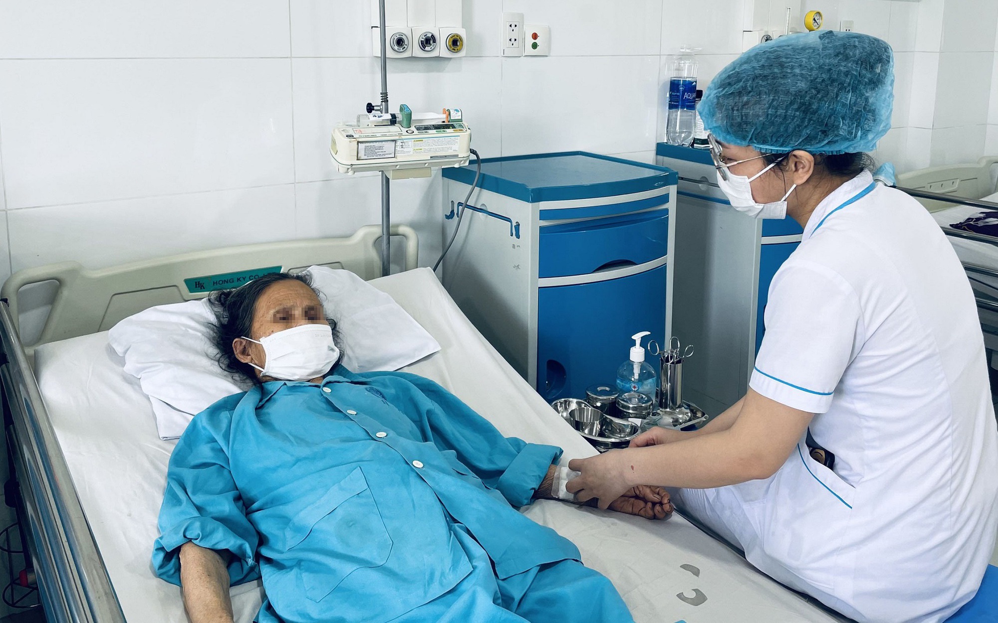 Cứu sống cụ bà 78 tuổi bị phình động mạch chủ bụng vỡ nguy kịch
