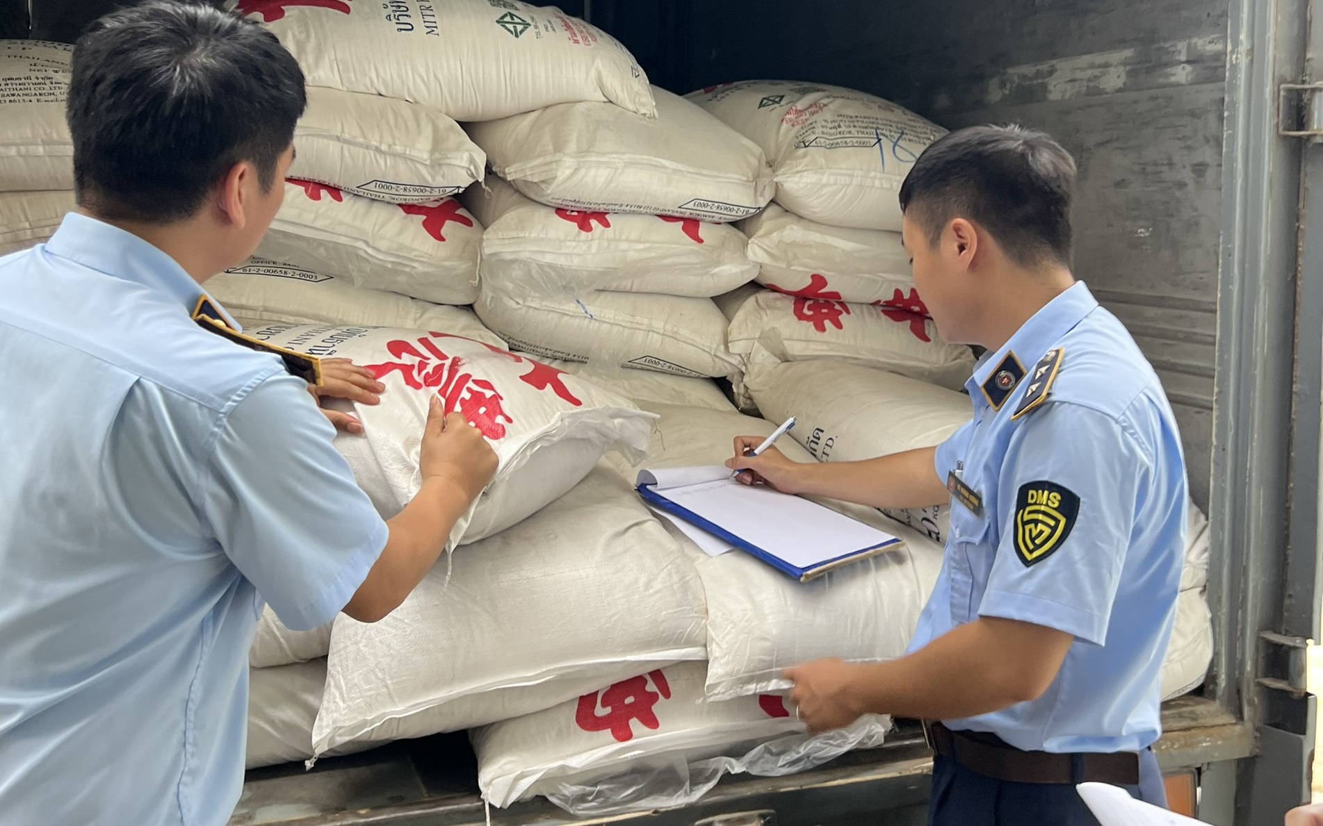 Cục QLTT Quảng Bình bắt giữ hàng chục tấn đường lậu đang đưa đi tiêu thụ