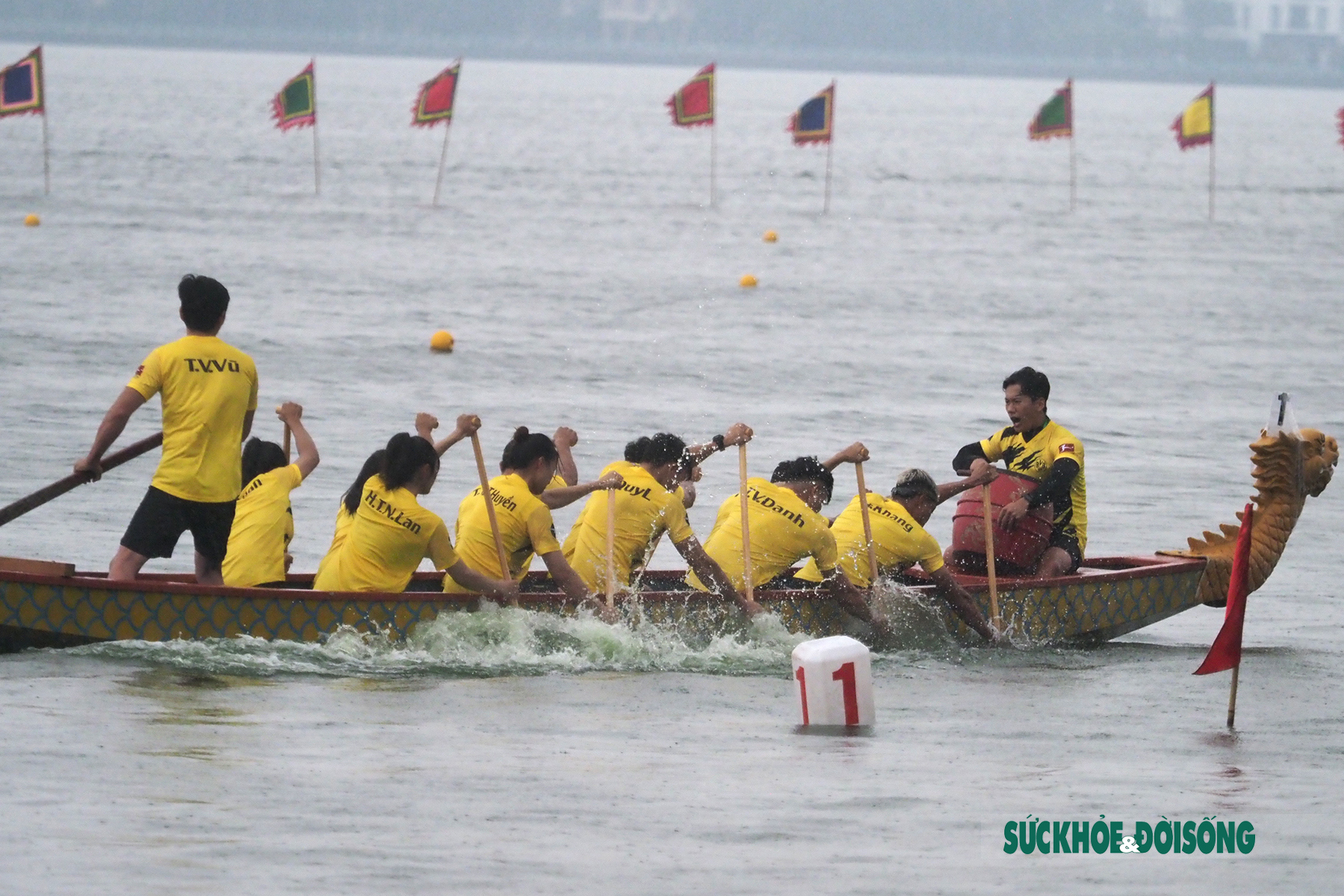 Người dân Hà Nội đội ô đến xem Giải Bơi chải thuyền rồng ở Hồ Tây  - Ảnh 9.
