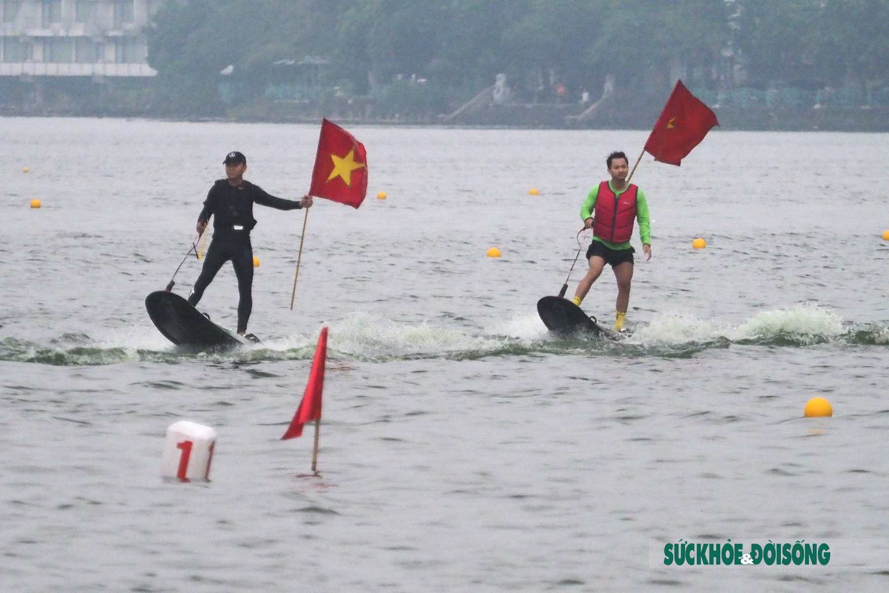 Người dân Hà Nội đội ô đến xem Giải Bơi chải thuyền rồng ở Hồ Tây  - Ảnh 3.