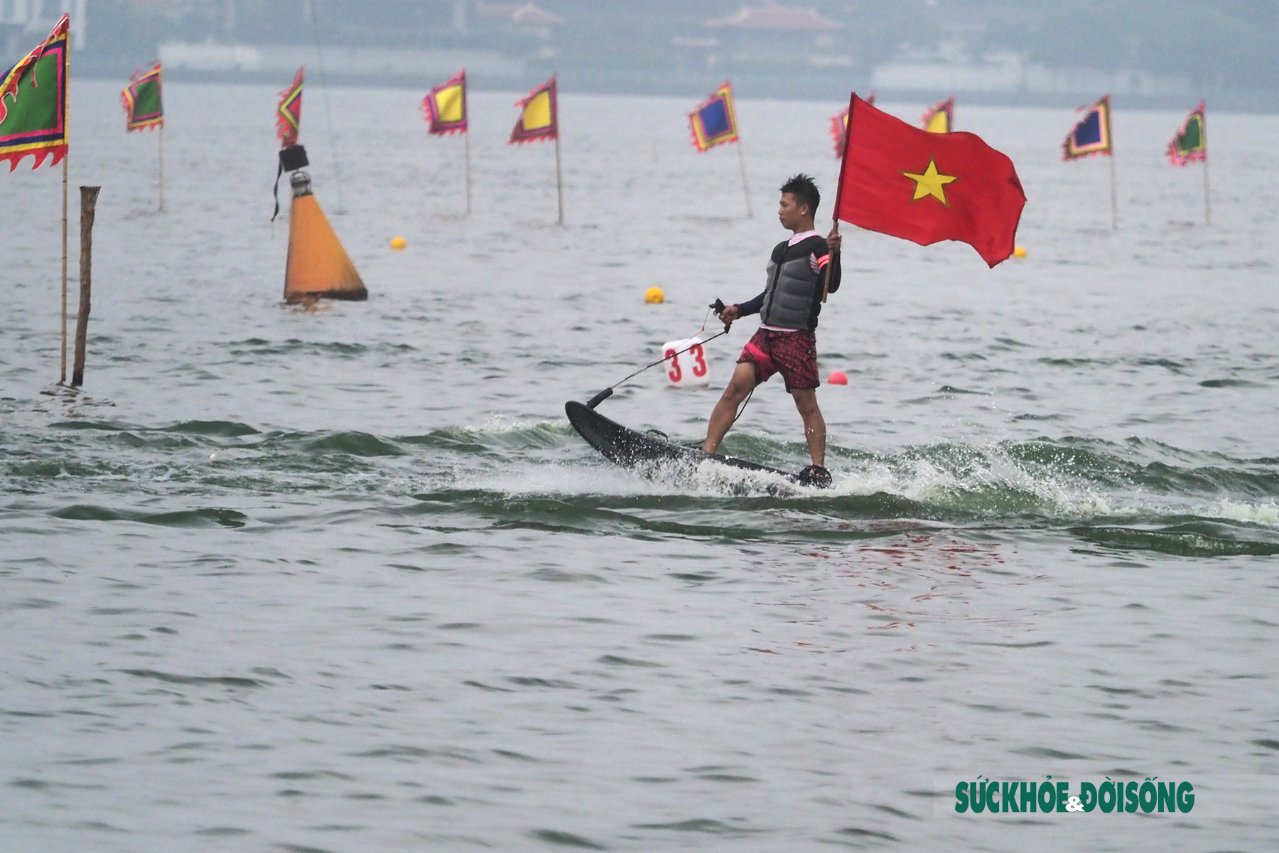 Người dân Hà Nội đội ô đến xem Giải Bơi chải thuyền rồng ở Hồ Tây  - Ảnh 4.