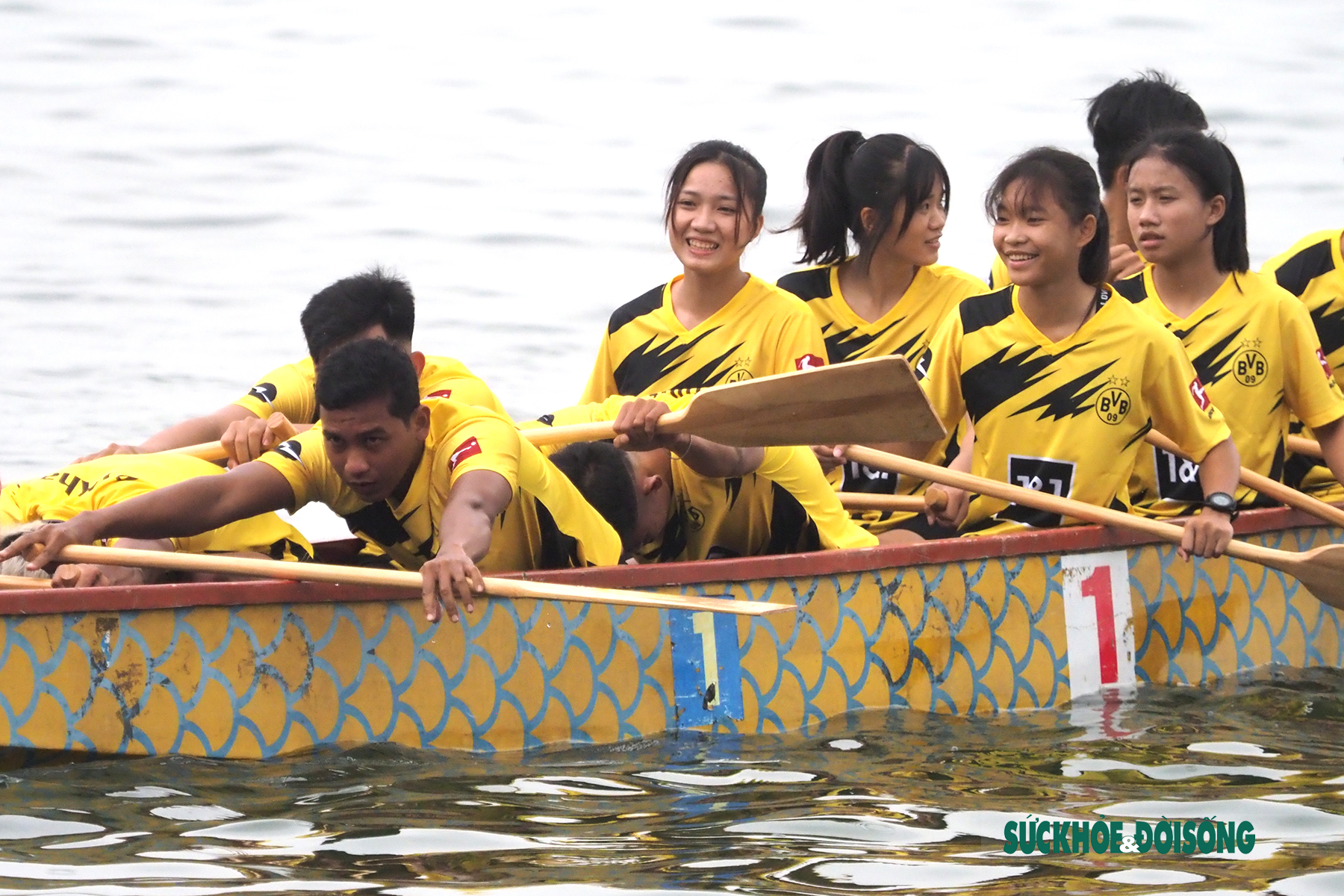 Người dân Hà Nội đội ô đến xem Giải Bơi chải thuyền rồng ở Hồ Tây  - Ảnh 6.