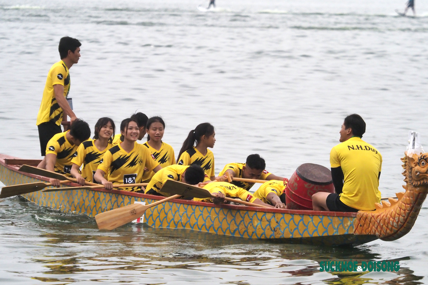 Người dân Hà Nội đội ô đến xem Giải Bơi chải thuyền rồng ở Hồ Tây  - Ảnh 7.