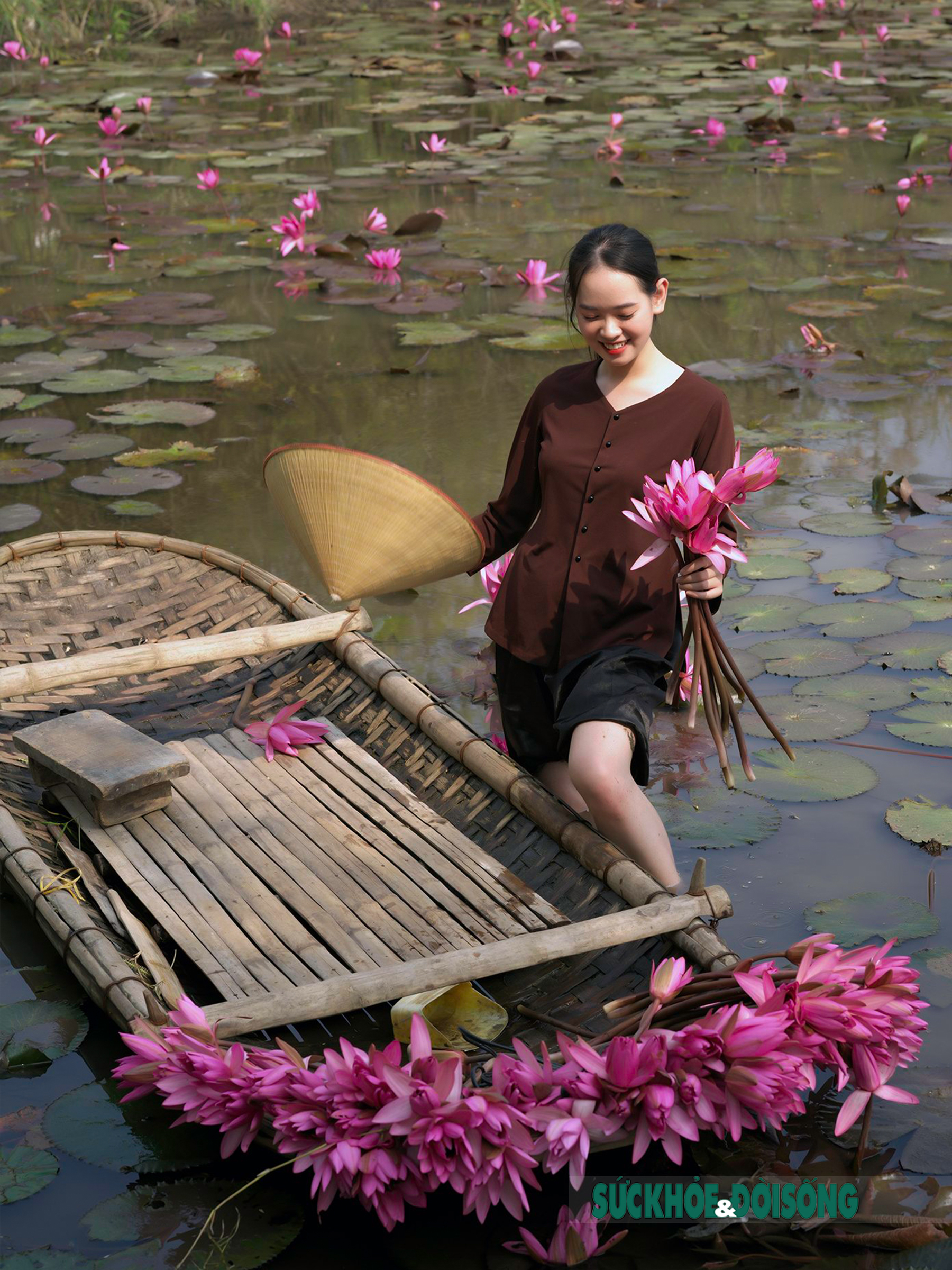 Nữ sinh “đọ sắc” cùng hoa súng trên dòng Yến Vĩ - Ảnh 11.