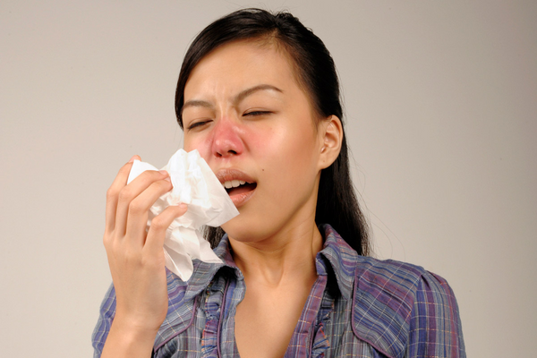 Cách chọn xịt thảo dược giúp cải thiện tình trạng ngạt mũi khi thời tiết giao mùa - Ảnh 1.