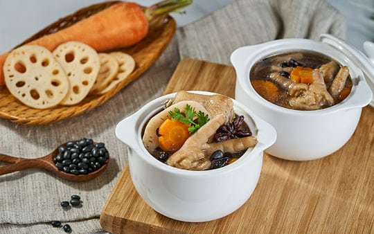 Canh chân gà nấu đỗ đen thải độc cơ thể, bồi bổ xương khớp