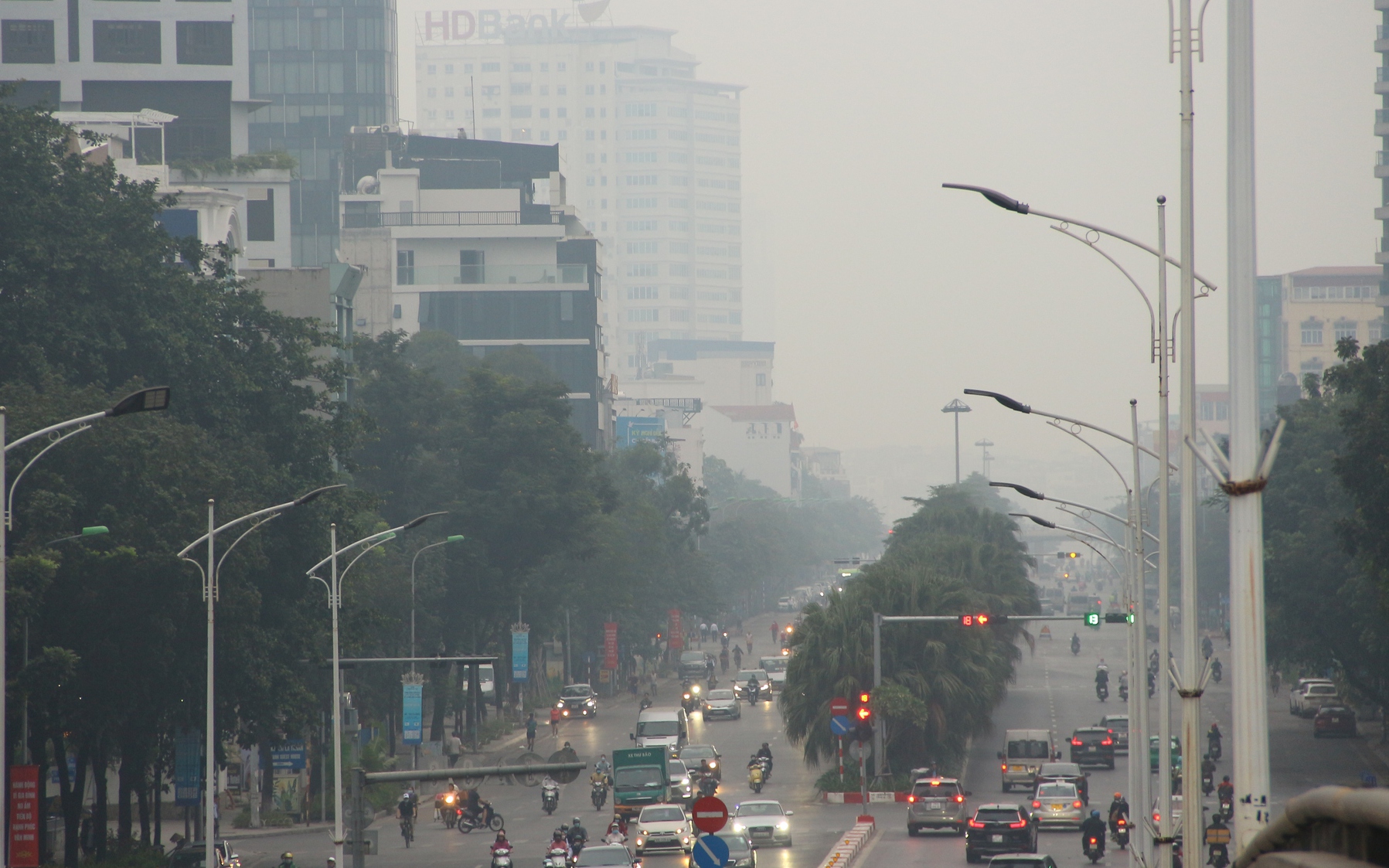 Hà Nội bị bao phủ bởi làn sương mù trắng đục