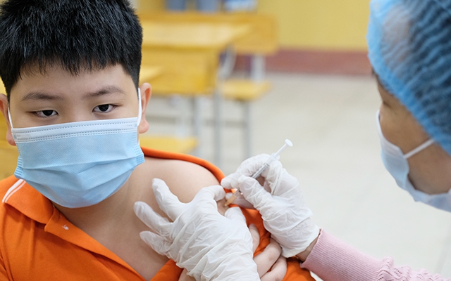 Phó Thủ tướng yêu cầu đẩy nhanh tiến độ tiêm vaccine COVID-19 cho trẻ từ 5 – dưới 12 tuổi