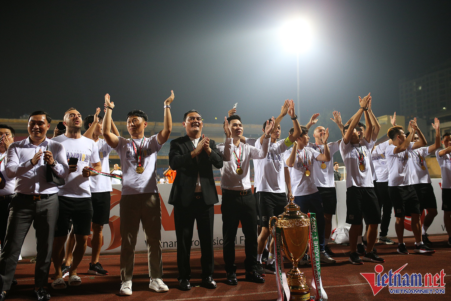 Bầu Hiển cùng Hà Nội FC nâng cao cúp vô địch thứ 6 lịch sử - Ảnh 11.