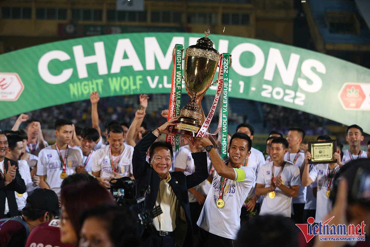 Bầu Hiển cùng Hà Nội FC nâng cao cúp vô địch thứ 6 lịch sử - Ảnh 6.