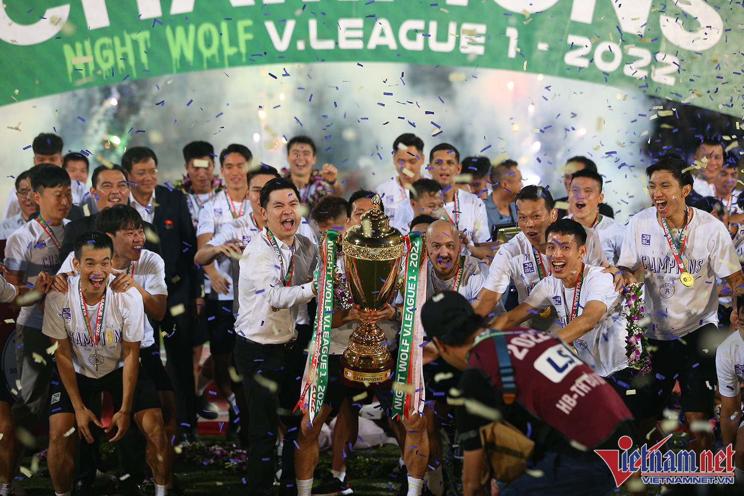 Bầu Hiển cùng Hà Nội FC nâng cao cúp vô địch thứ 6 lịch sử - Ảnh 4.