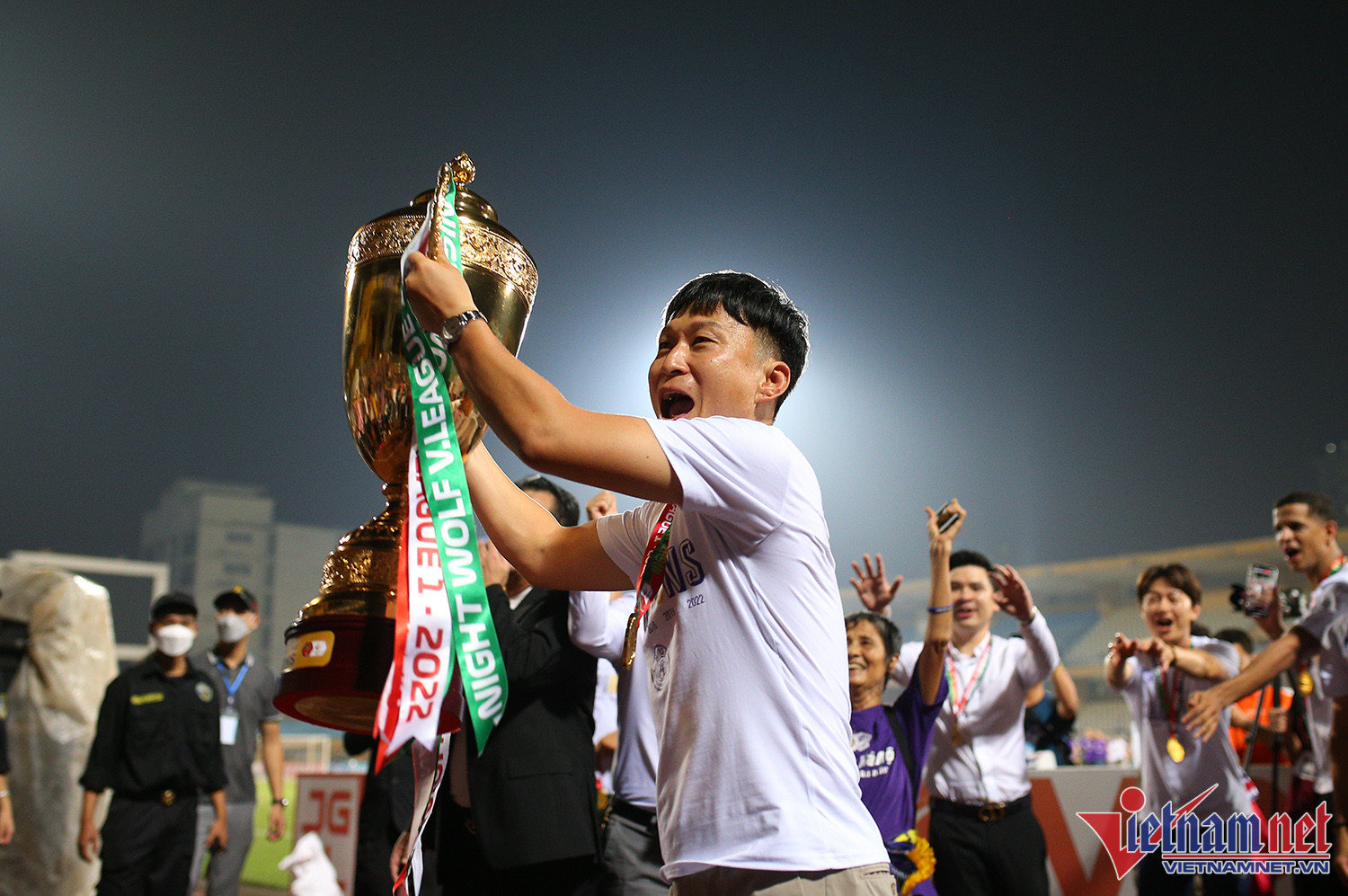 Bầu Hiển cùng Hà Nội FC nâng cao cúp vô địch thứ 6 lịch sử - Ảnh 10.