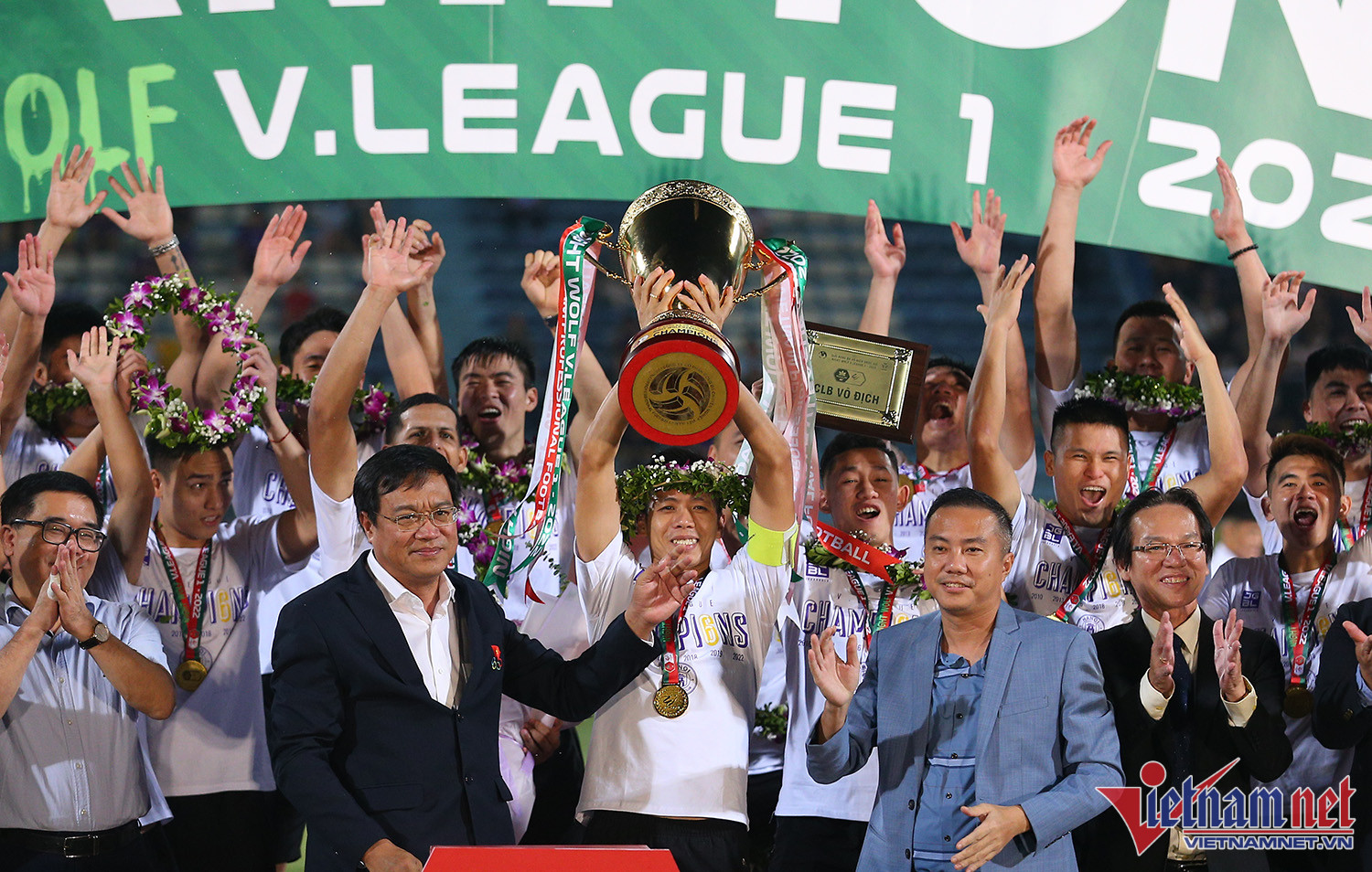 Bầu Hiển cùng Hà Nội FC nâng cao cúp vô địch thứ 6 lịch sử - Ảnh 1.