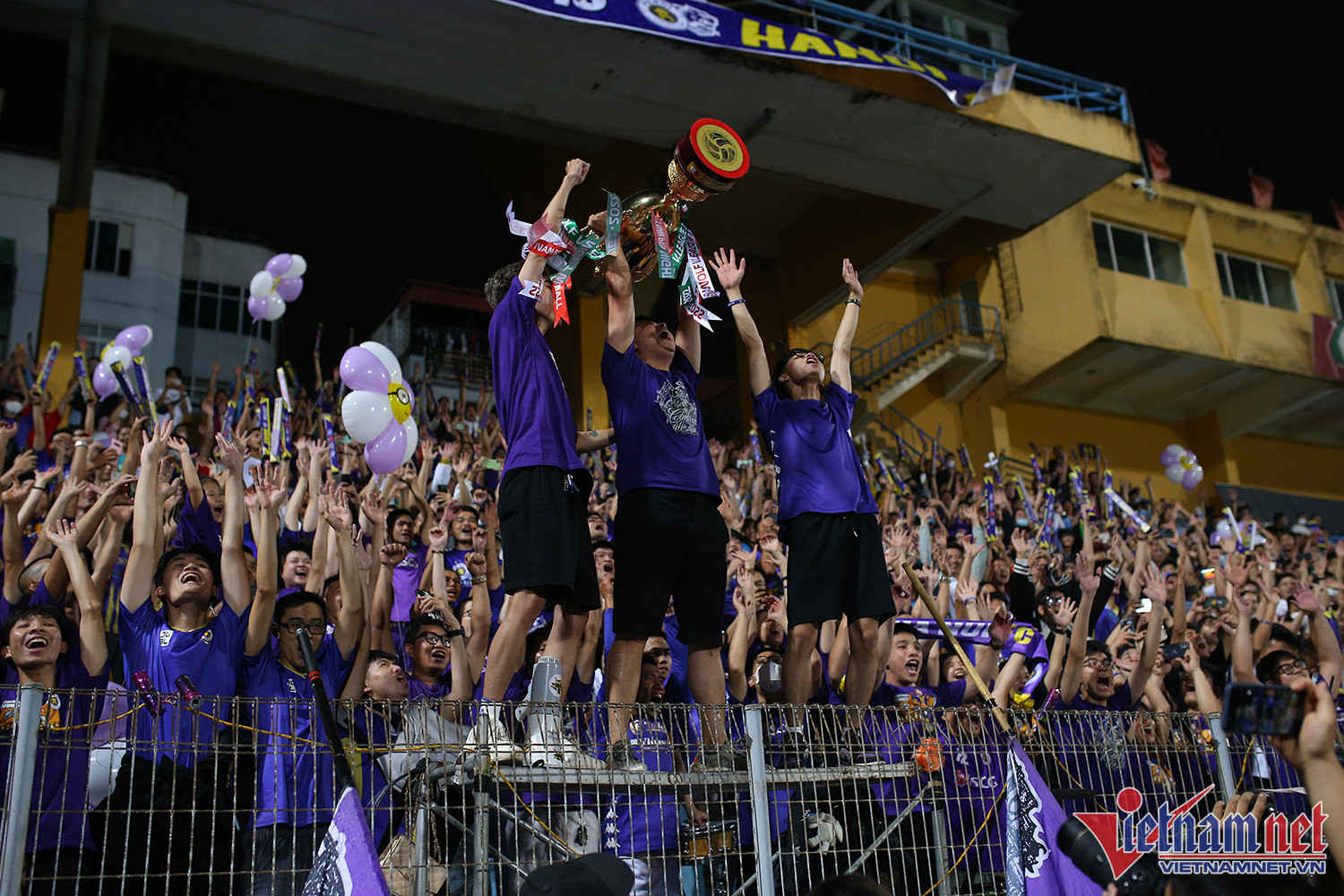 Bầu Hiển cùng Hà Nội FC nâng cao cúp vô địch thứ 6 lịch sử - Ảnh 9.