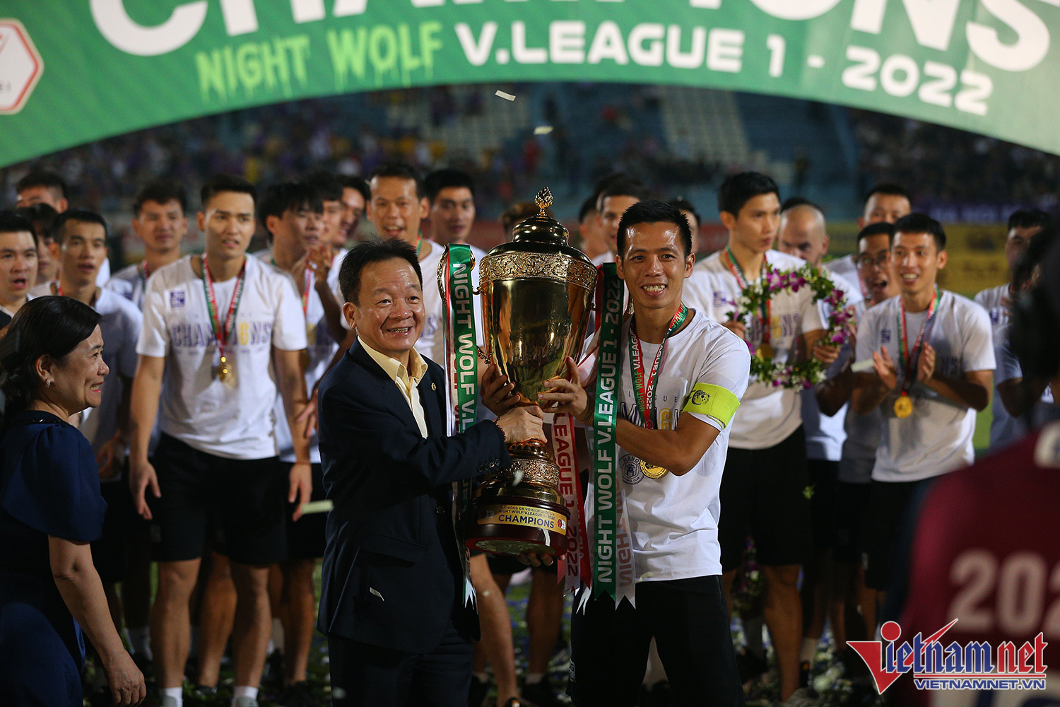 Bầu Hiển cùng Hà Nội FC nâng cao cúp vô địch thứ 6 lịch sử - Ảnh 7.