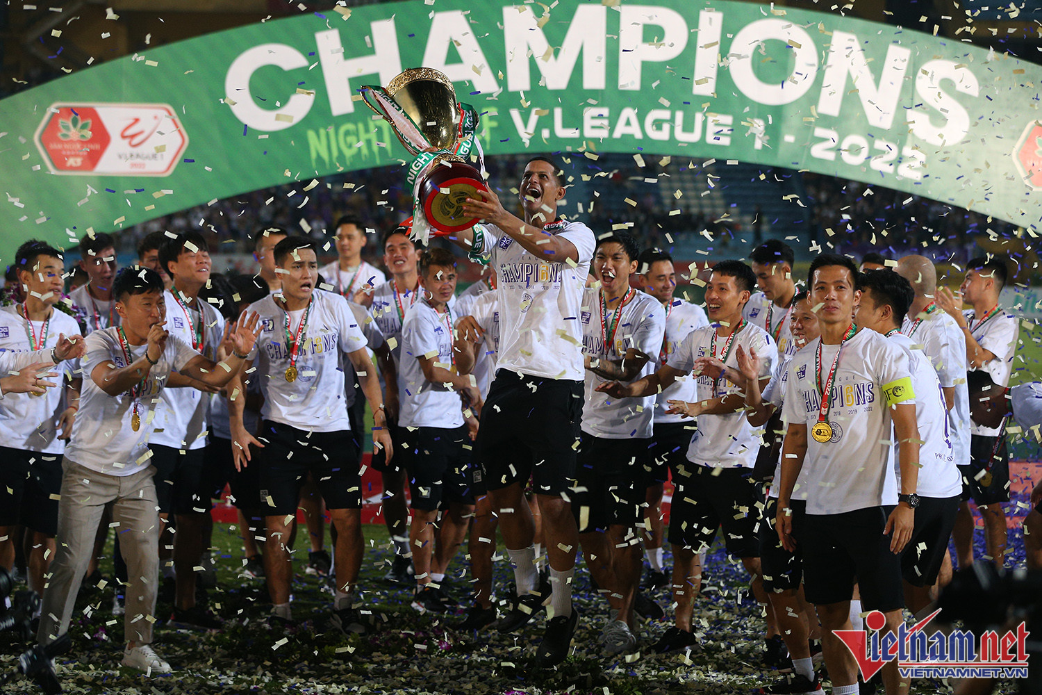 Bầu Hiển cùng Hà Nội FC nâng cao cúp vô địch thứ 6 lịch sử - Ảnh 5.