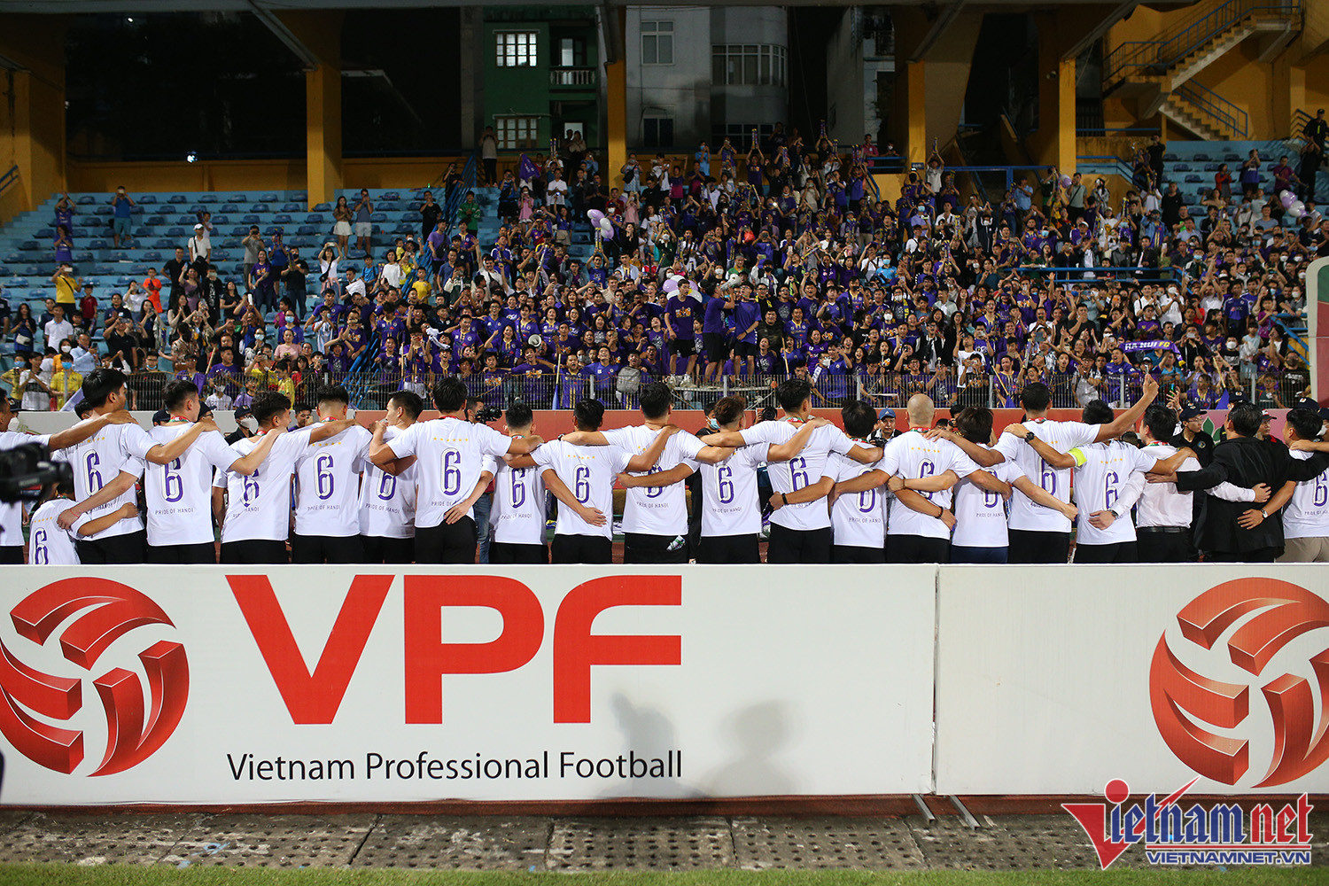 Bầu Hiển cùng Hà Nội FC nâng cao cúp vô địch thứ 6 lịch sử - Ảnh 8.