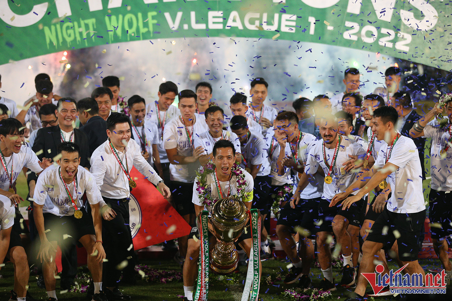 Bầu Hiển cùng Hà Nội FC nâng cao cúp vô địch thứ 6 lịch sử - Ảnh 2.