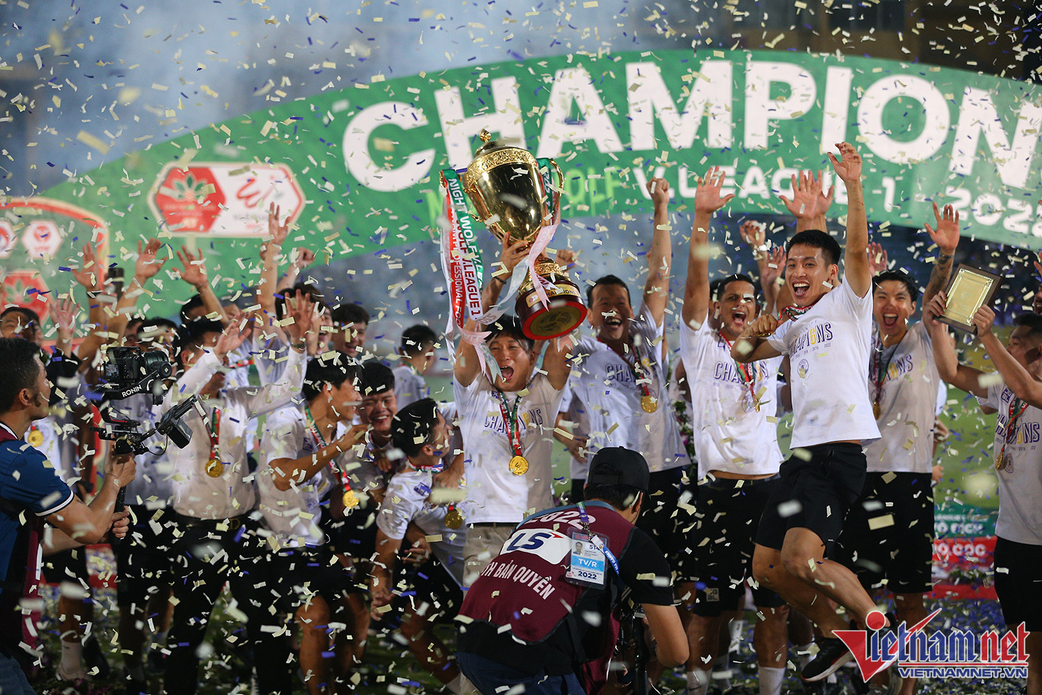 Bầu Hiển cùng Hà Nội FC nâng cao cúp vô địch thứ 6 lịch sử - Ảnh 3.
