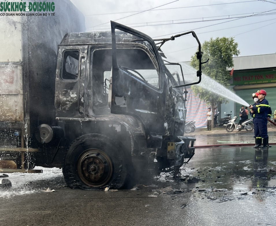 Một người điều khiển xe máy chết cháy sau va chạm với ô tô tải - Ảnh 2.