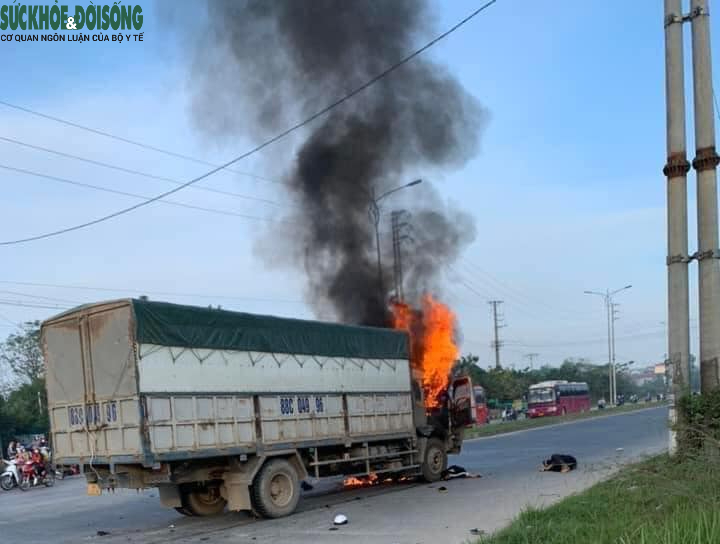 Vụ va chạm với xe tải khiến 1 người chết cháy: Thêm 1 người tử vong - Ảnh 1.
