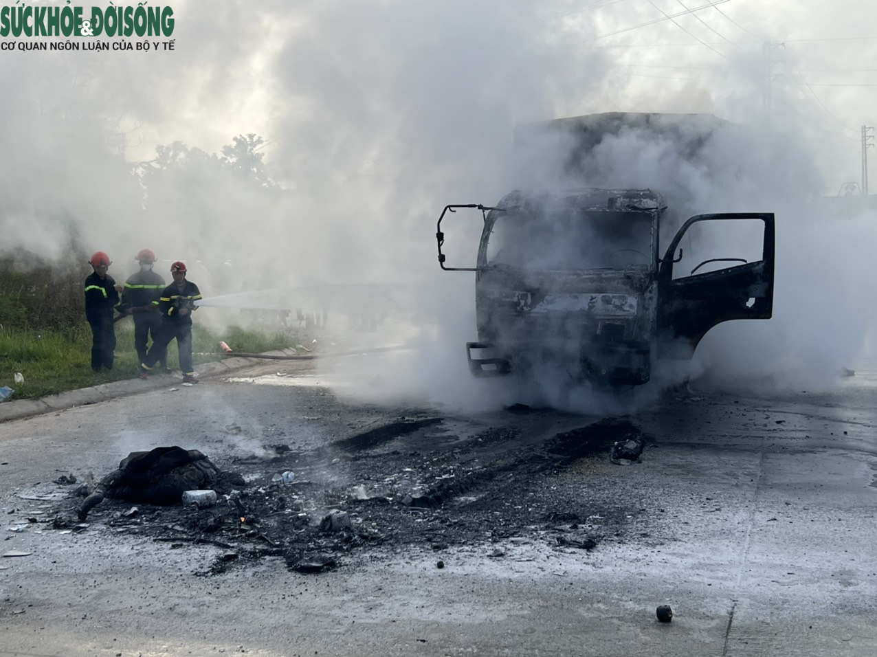 Một người điều khiển xe máy chết cháy sau va chạm với ô tô tải - Ảnh 3.
