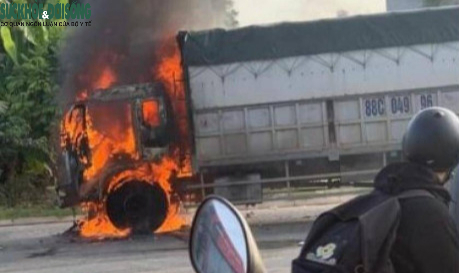 Một người điều khiển xe máy chết cháy sau va chạm với ô tô tải - Ảnh 1.