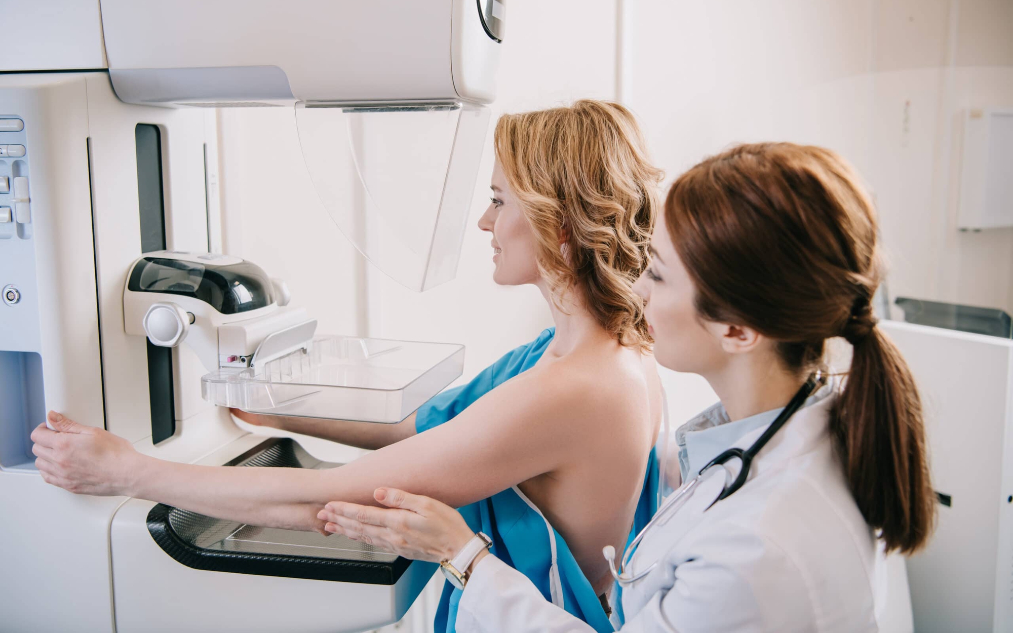 Ai nên chụp nhũ ảnh thường xuyên để phát hiện sớm ung thư vú?- Ảnh 2. Một số lưu ý quan trọng khi đi chụp nhũ ảnh