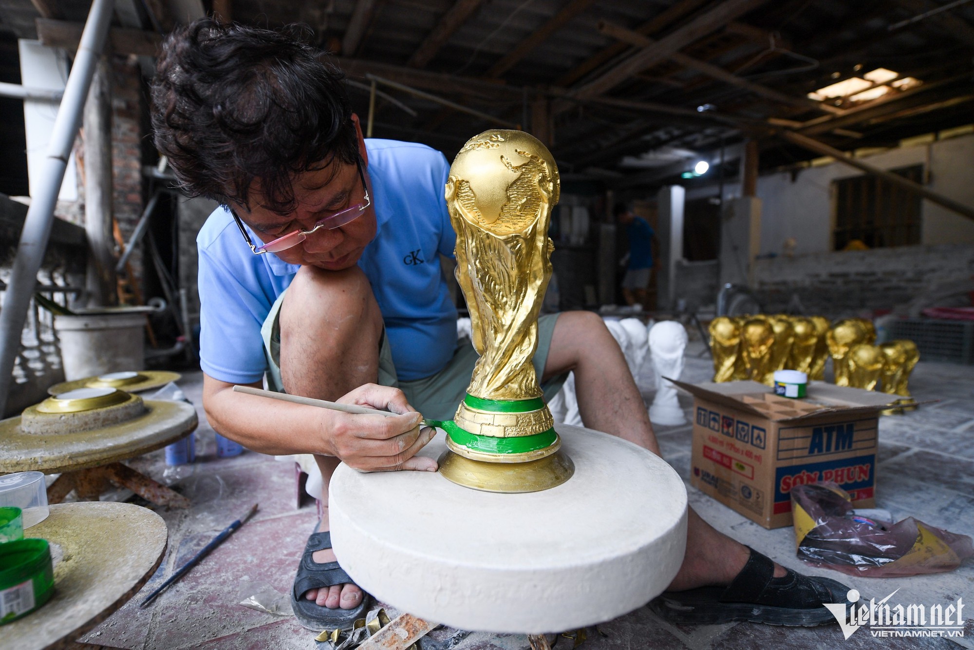 &quot;Cup vàng thế giới&quot; Qatar 2022 giá từ 70.000 đồng xuất hiện ở Hà Nội  - Ảnh 7.