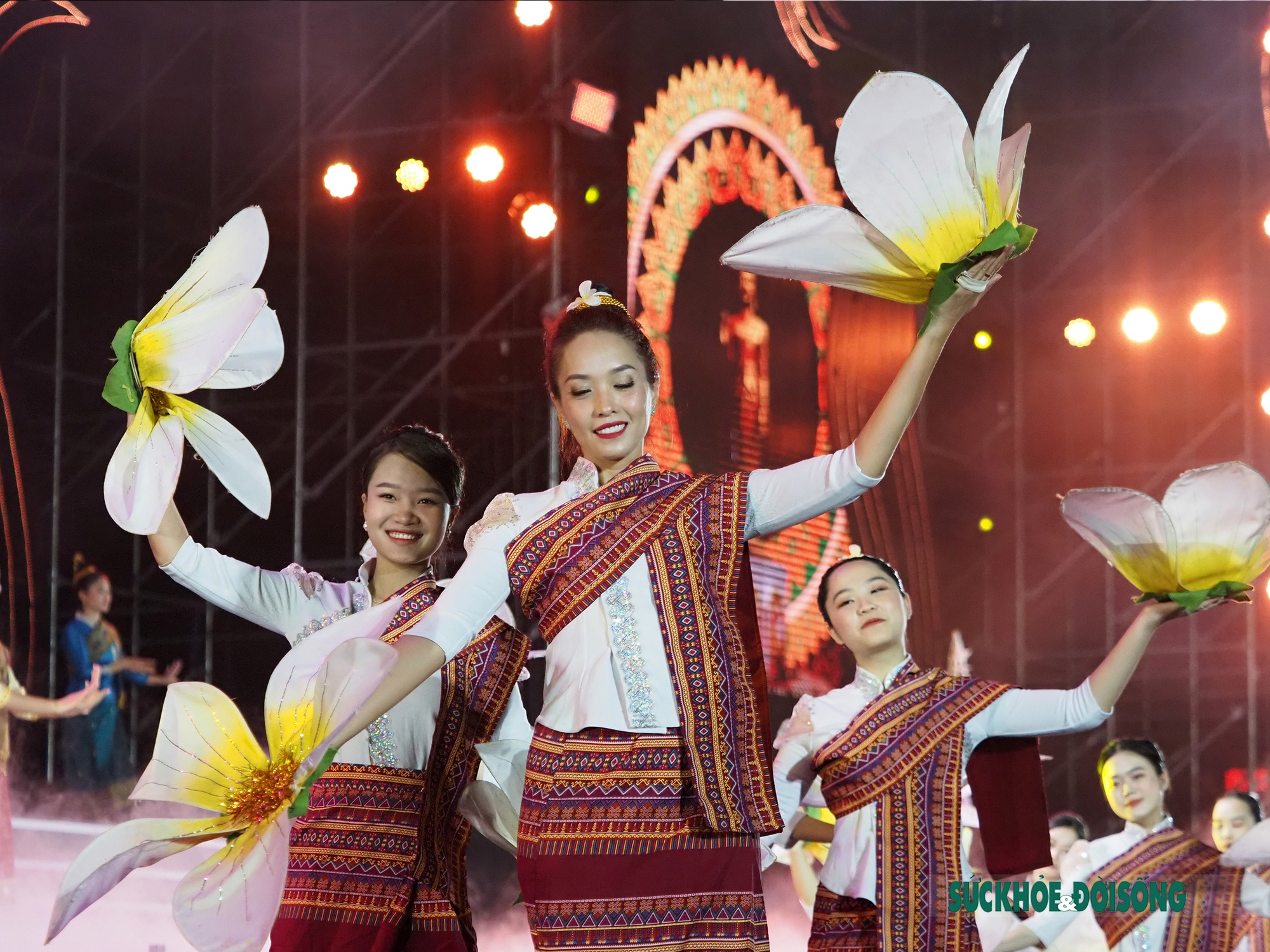 Hoa hậu Du lịch thế giới có mặt trong lễ khai mạc Festival Ninh Binh 2022 - Ảnh 14.