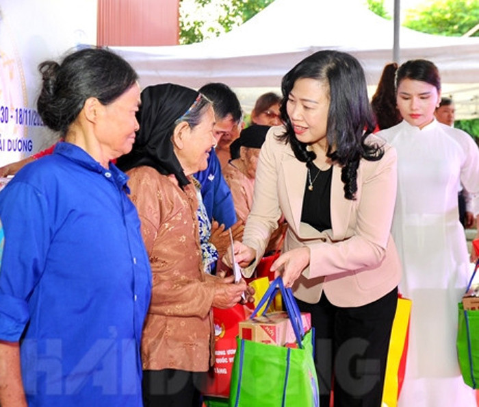 Bộ trưởng Bộ Y tế Đào Hồng Lan dự Ngày hội Đại đoàn kết dân tộc ở thôn Kỳ Côi của tỉnh Hải Dương - Ảnh 2.
