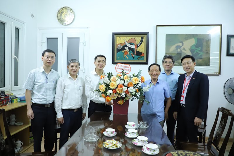 Bộ Y tế thăm, tri ân các nhà giáo lão thành ngành y nhân kỷ niệm 40 năm ngày Nhà giáo Việt Nam - Ảnh 9.