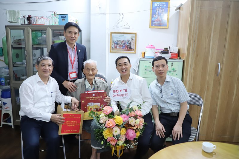 Bộ Y tế thăm, tri ân các nhà giáo lão thành ngành y nhân kỷ niệm 40 năm ngày Nhà giáo Việt Nam - Ảnh 7.