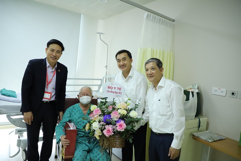 Bộ Y tế thăm, tri ân các nhà giáo lão thành ngành y nhân kỷ niệm 40 năm ngày Nhà giáo Việt Nam - Ảnh 6.