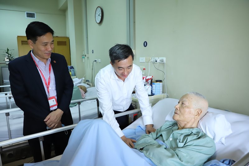 Bộ Y tế thăm, tri ân các nhà giáo lão thành ngành y nhân kỷ niệm 40 năm ngày Nhà giáo Việt Nam - Ảnh 2.