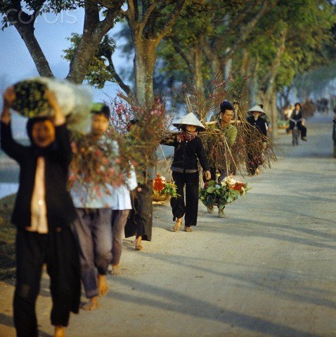 Bồi hồi với chùm ảnh màu đặc biệt về cuộc sống ở Hà Nội năm 1973 - Ảnh 9.