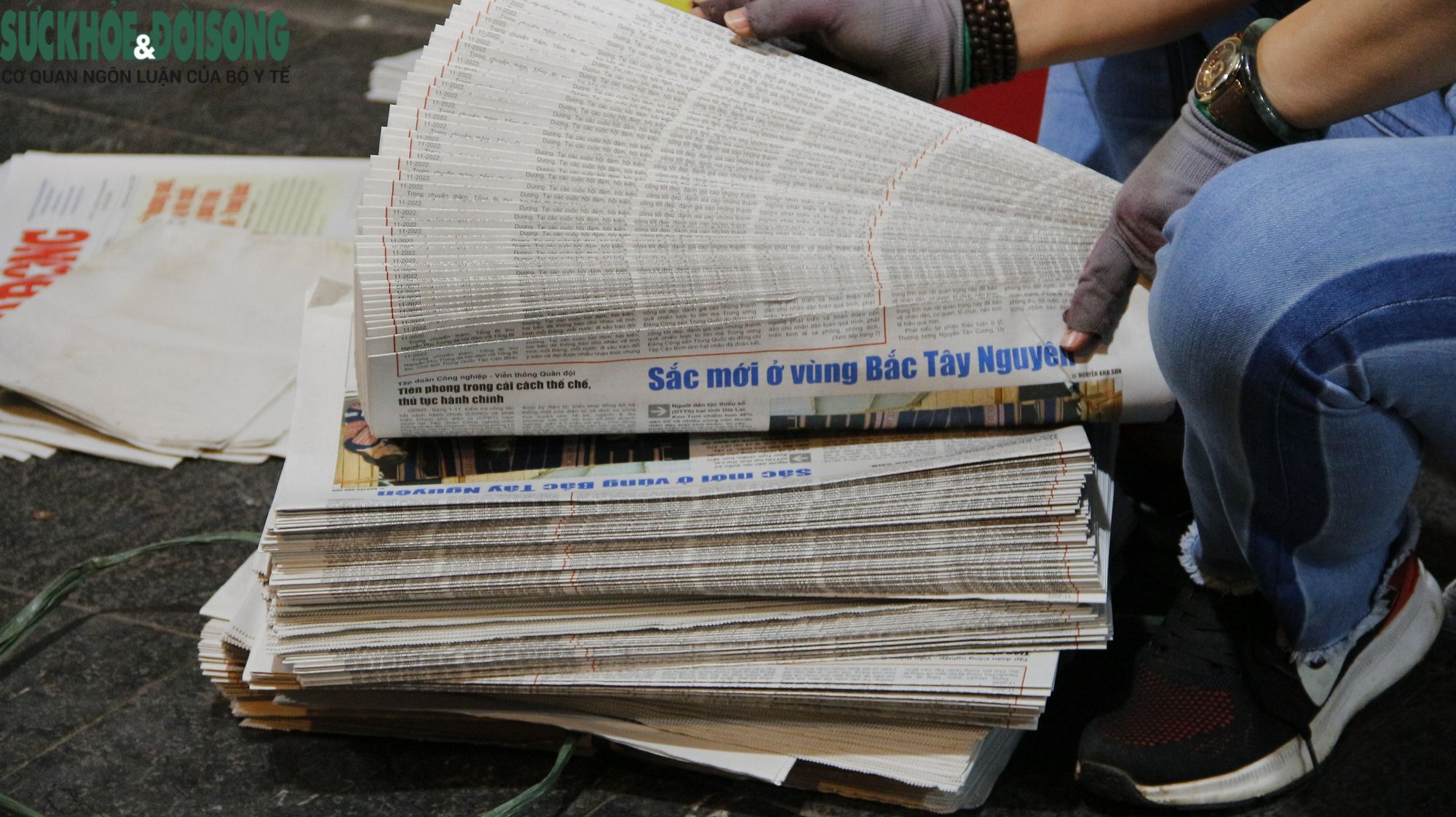 &quot;Ngắm nghía&quot; những sạp báo giấy, nơi lưu giữ văn hóa Hà Nội xưa - Ảnh 3.