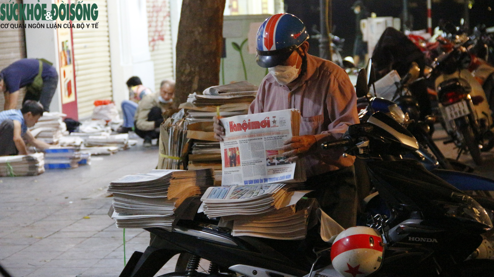 &quot;Ngắm nghía&quot; những sạp báo giấy, nơi lưu giữ văn hóa Hà Nội xưa - Ảnh 14.