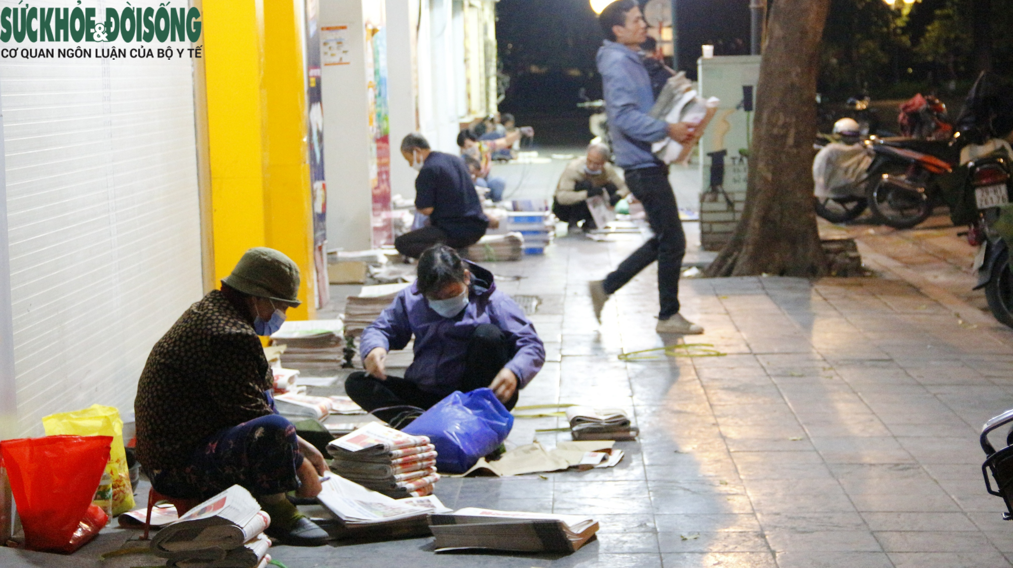 &quot;Ngắm nghía&quot; những sạp báo giấy, nơi lưu giữ văn hóa Hà Nội xưa - Ảnh 21.