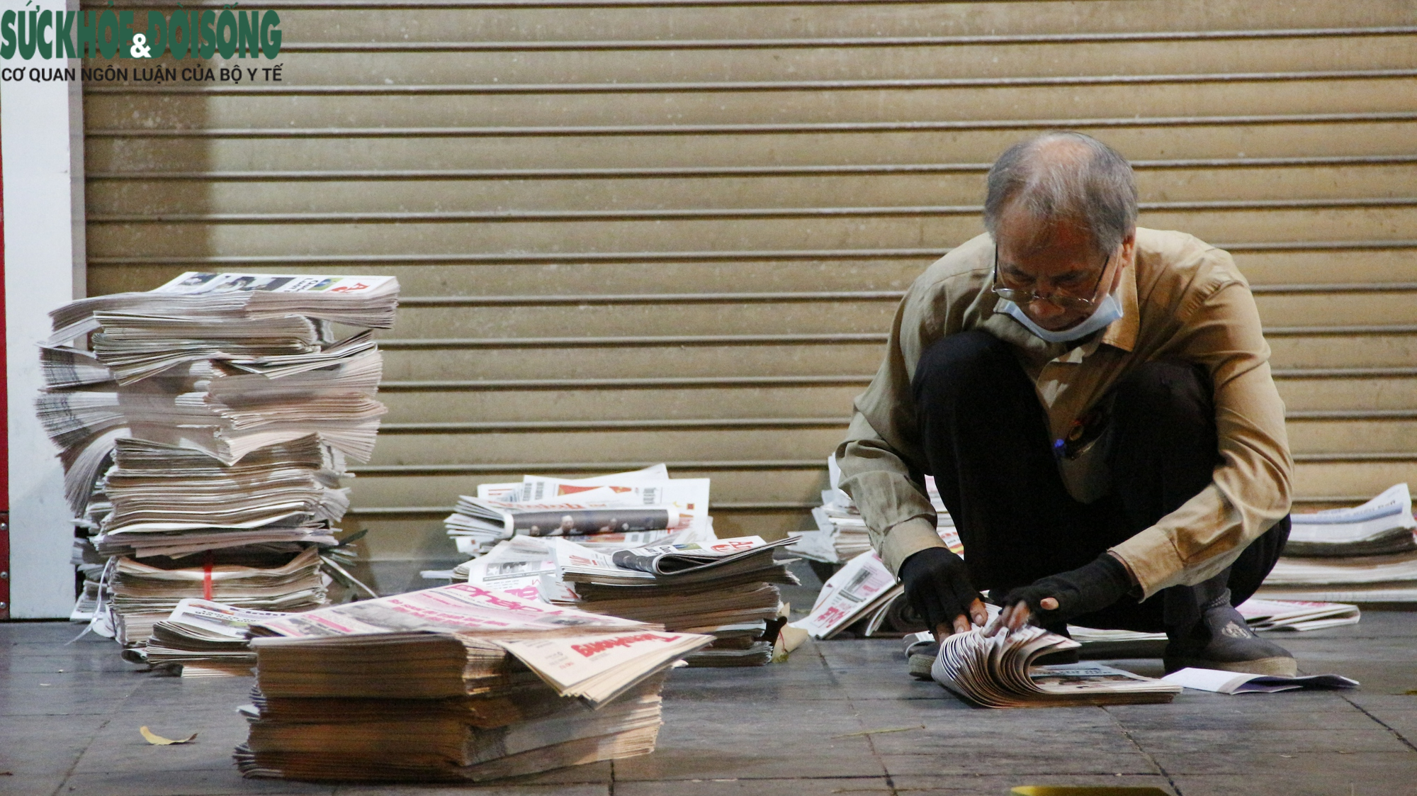&quot;Ngắm nghía&quot; những sạp báo giấy, nơi lưu giữ văn hóa Hà Nội xưa - Ảnh 20.