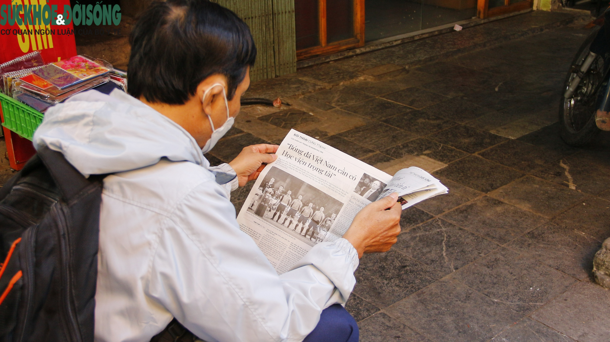 &quot;Ngắm nghía&quot; những sạp báo giấy, nơi lưu giữ văn hóa Hà Nội xưa - Ảnh 4.