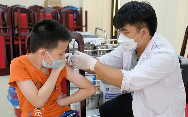 Liên Bộ Y tế - GD&ĐT: Tăng cường tiêm vaccine COVID-19 cho trẻ mầm non, học sinh trong nhà trường