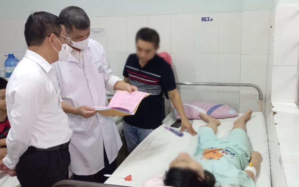 Chuyên gia Bộ Y tế trực tiếp khám cho trẻ ngộ độc thực phẩm ở Nha Trang