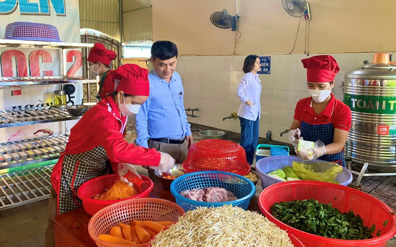 Nhiều bếp ăn bán trú ở Nghệ An chưa đảm bảo an toàn thực phẩm