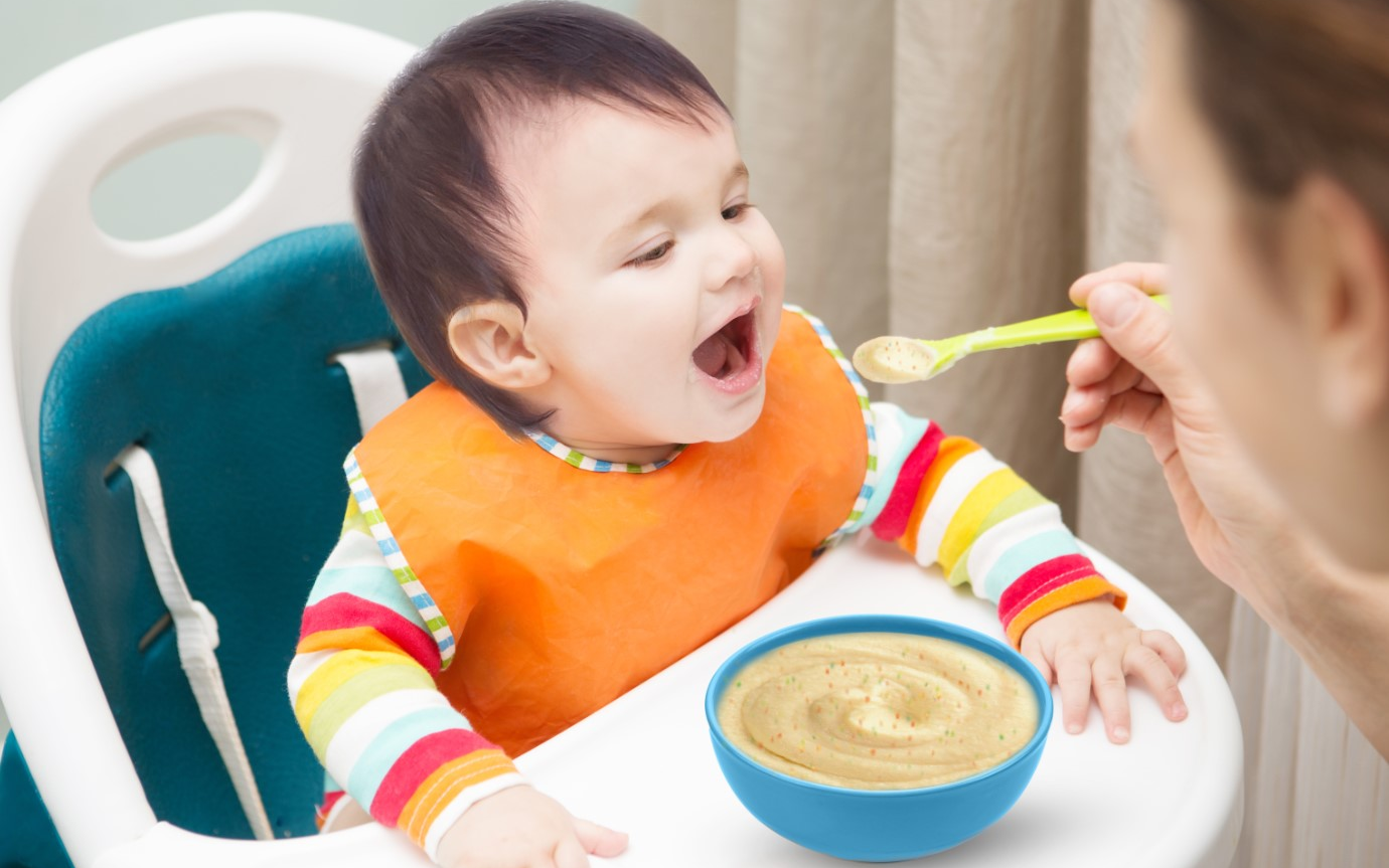 Trẻ dưới 1 tuổi khi ăn dặm: Những điều cần lưu ý để tránh gây hại